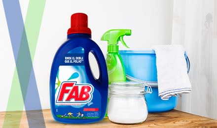 Botella de fab liquido junto a implementos de aseo