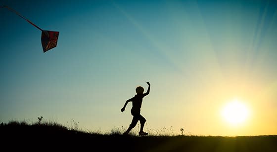 Niño jugando con cometa