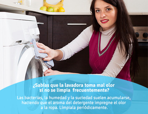 Mujer con sweter rosado limpia su lavadora