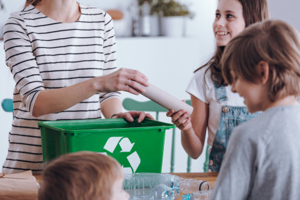 familia reciclando juntos