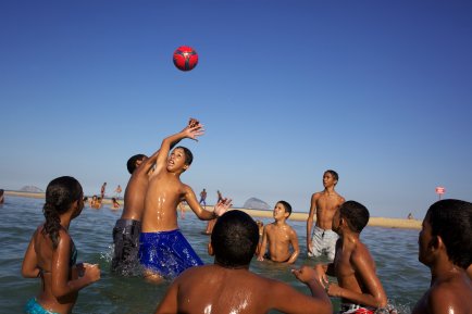 Chicos jugando en el agua