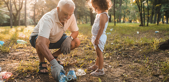 hombre e hija cerca del suelo