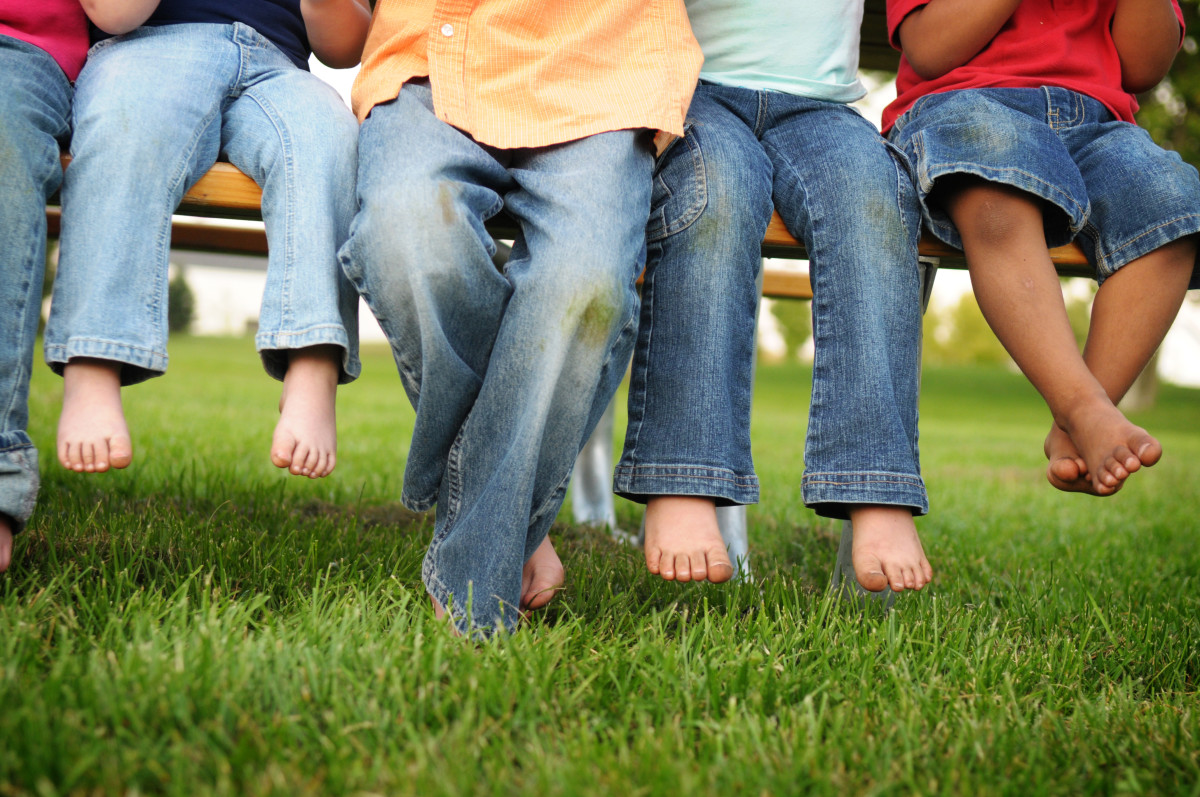 niños reunidos en una banca