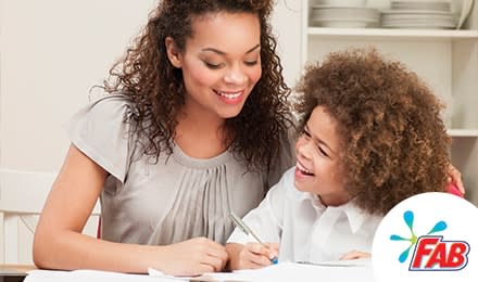 Madre y su hijo se rien mientras estudian