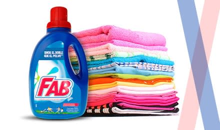 Botella de fab liquido junto a varias toallas