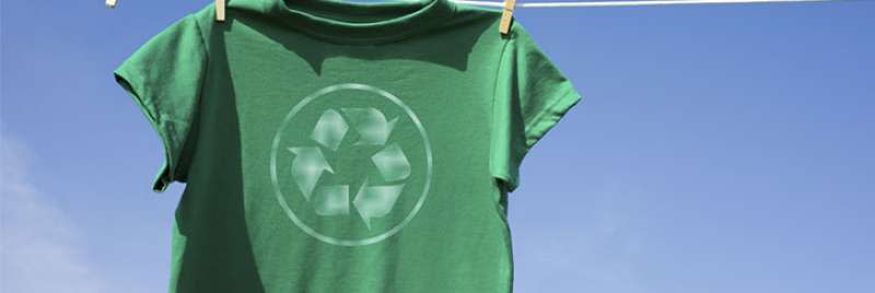 camiseta con logo de reciclaje