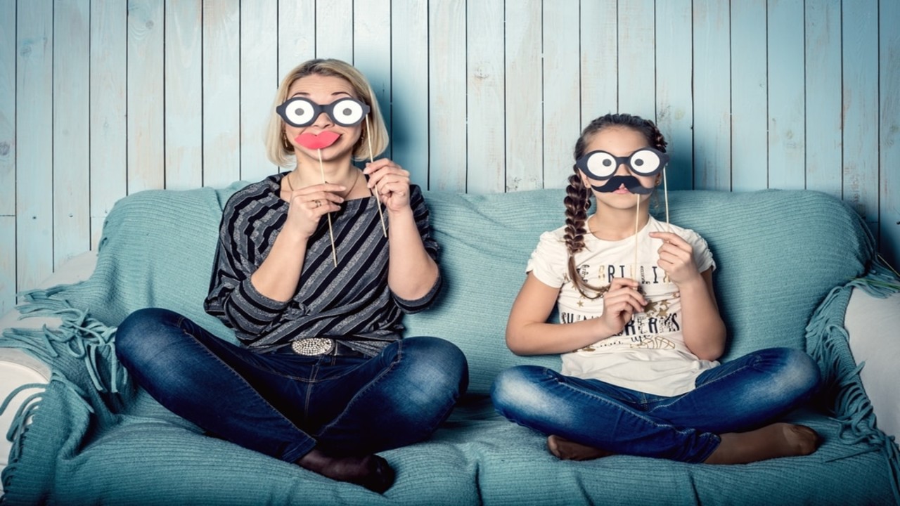 Madre e hija con caretas