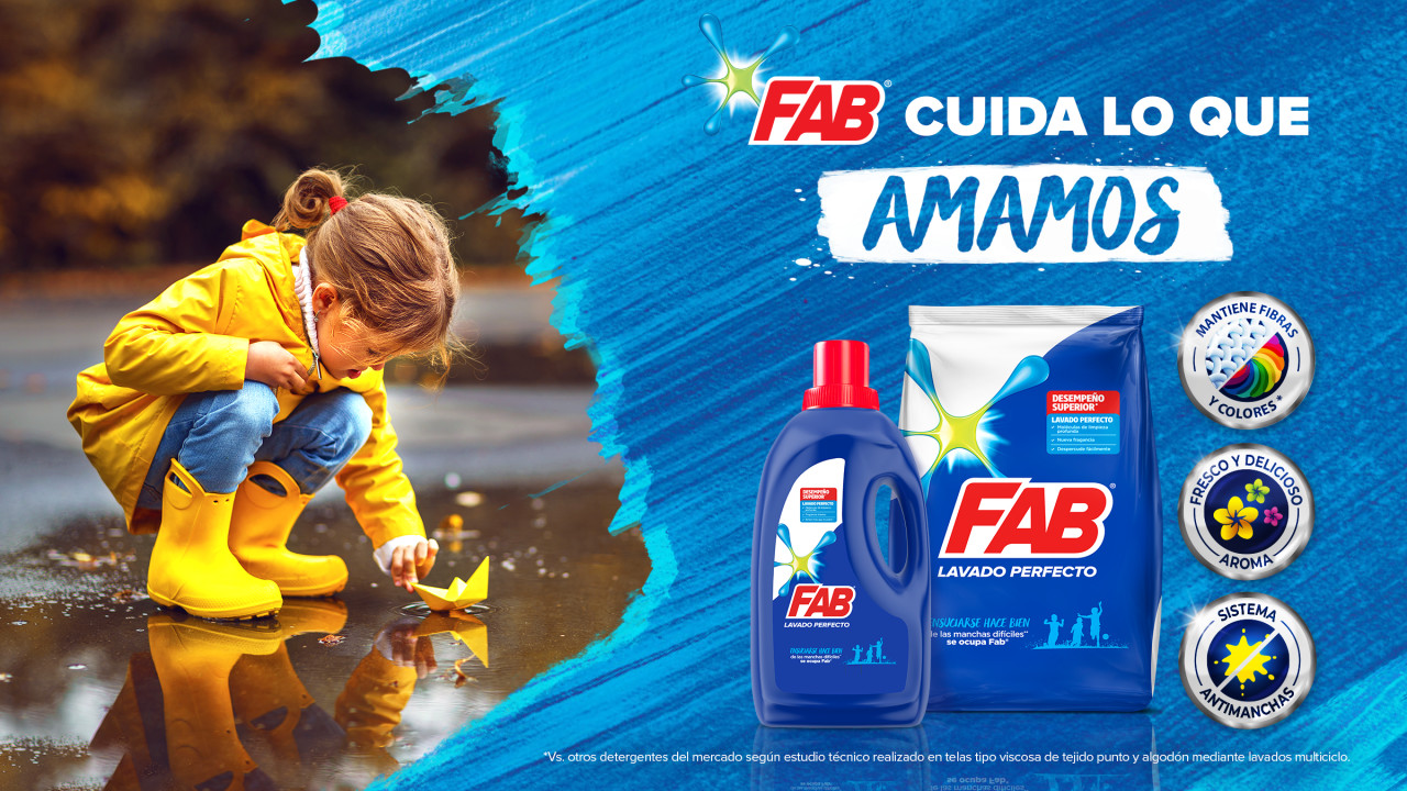 Niño recogiendo basura en el bosque