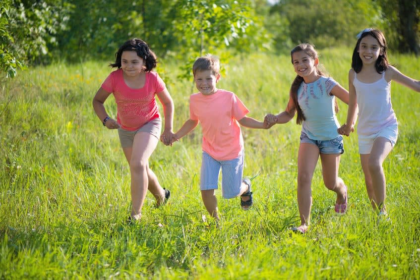 Niños agarrados de las manos corriendo