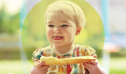 bebé comiendo