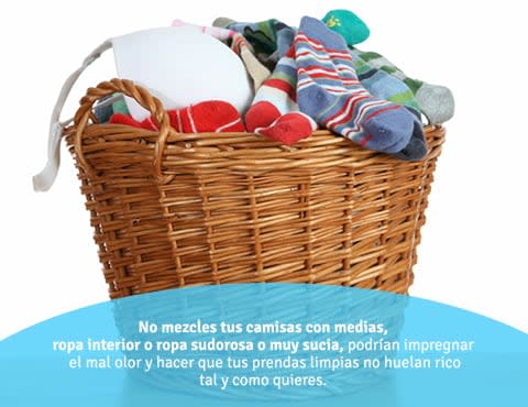 Cesta de ropa llena con medias