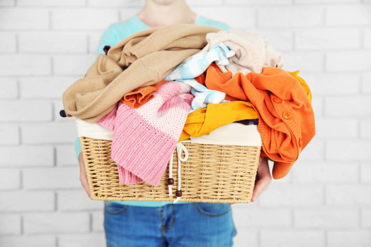 Ropa para lavar en el cesto