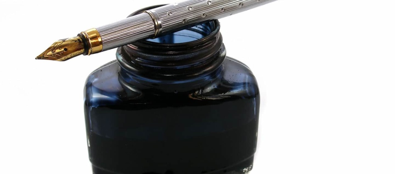 Pote de tinta y pluma