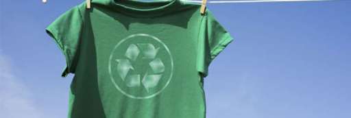 camiseta con logo de reciclaje