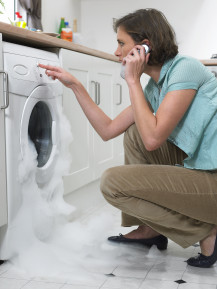 Una gran cantidad de espuma de jabón reboza la capacidad de una lavadora